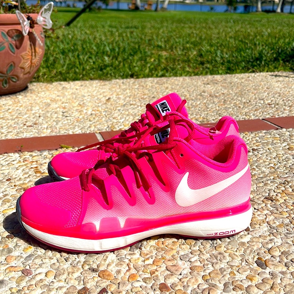 Nike tennis shoes***